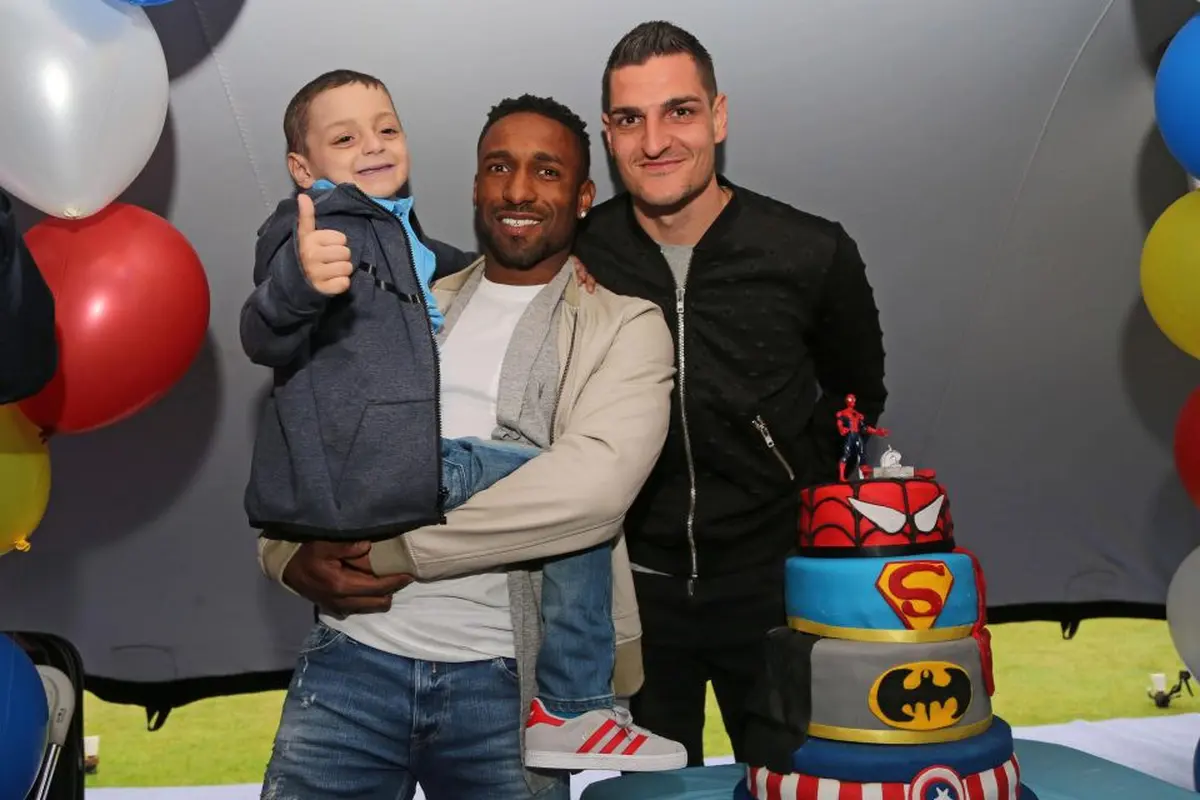 Dua bintang Sunderland, Jermain Defoe dan Vito Mannone bersama Bradley Lowery