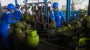 Pekerja melakukan sejumlah tahap pengisian LPG pada tabung 3 Kg di SPBE (Stasiun Pengisian Bahan Bakar Elpiji), Srengseng, Jakarta, Jumat (3/5/2019). PT Pertamina (Persero) menjamin ketersediaan LPG di bulan Ramadan dan tidak ada kenaikan harga. (Liputan6.com/Angga Yuniar)