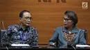 Wakil Ketua KPK Basaria Panjaitan (kanan) bersama Kepala Badan Pengawas MA Sunarto (kiri) saat konferensi pers terkait OTT Tangerang di Gedung KPK, Jakarta, Selasa (13/3). KPK menetapkan empat tersangka. (Liputan6.com/Herman Zakharia)