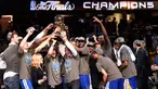 Para Pemain Golden State Warriors mengangkat trofi usai mengalahkan Cleveland Cavaliers di pertandingan ke enam final NBA di Quicken Loans Arena,  Cleveland, (17/6/2015). Warriors unggul atas Cavaliers 4-2 dalam format best of seven. (Reuters/Bob Donnan)