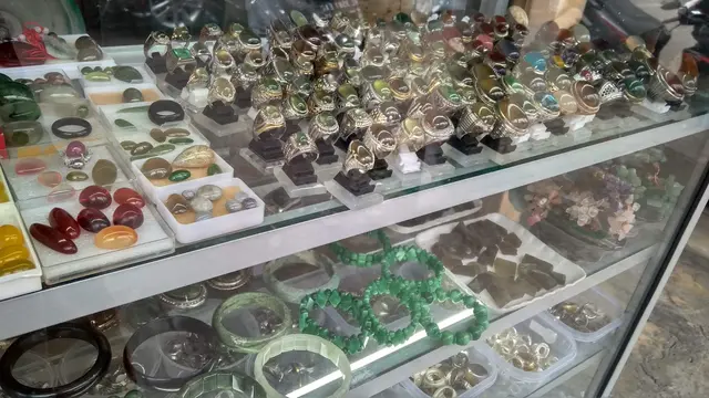 Beragam jenis batu akik yang dijual oleh Suhelmi (Liputan6.com/Rino Abonita)