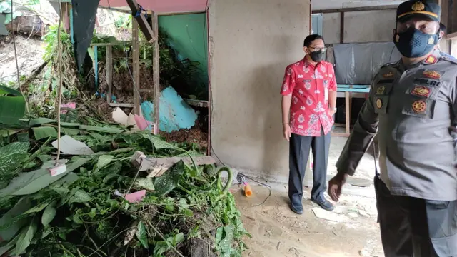 Rumah warga Balikpapan Kaltim yang rusak terkena longsoran tanah, Kamis (19/8/2021).