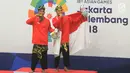 Pesilat Indonesia Yolla Primadona Jumpil dan Hendy berpose usai upacara penyerahan medali nomor seni ganda putra Asian Games 2018 di Padepokan Pencak Silat, TMII, Senin (27/8). Yolla dan Hendy menyabet medali emas dengan skor 580 (Merdeka.com/Arie Basuki)