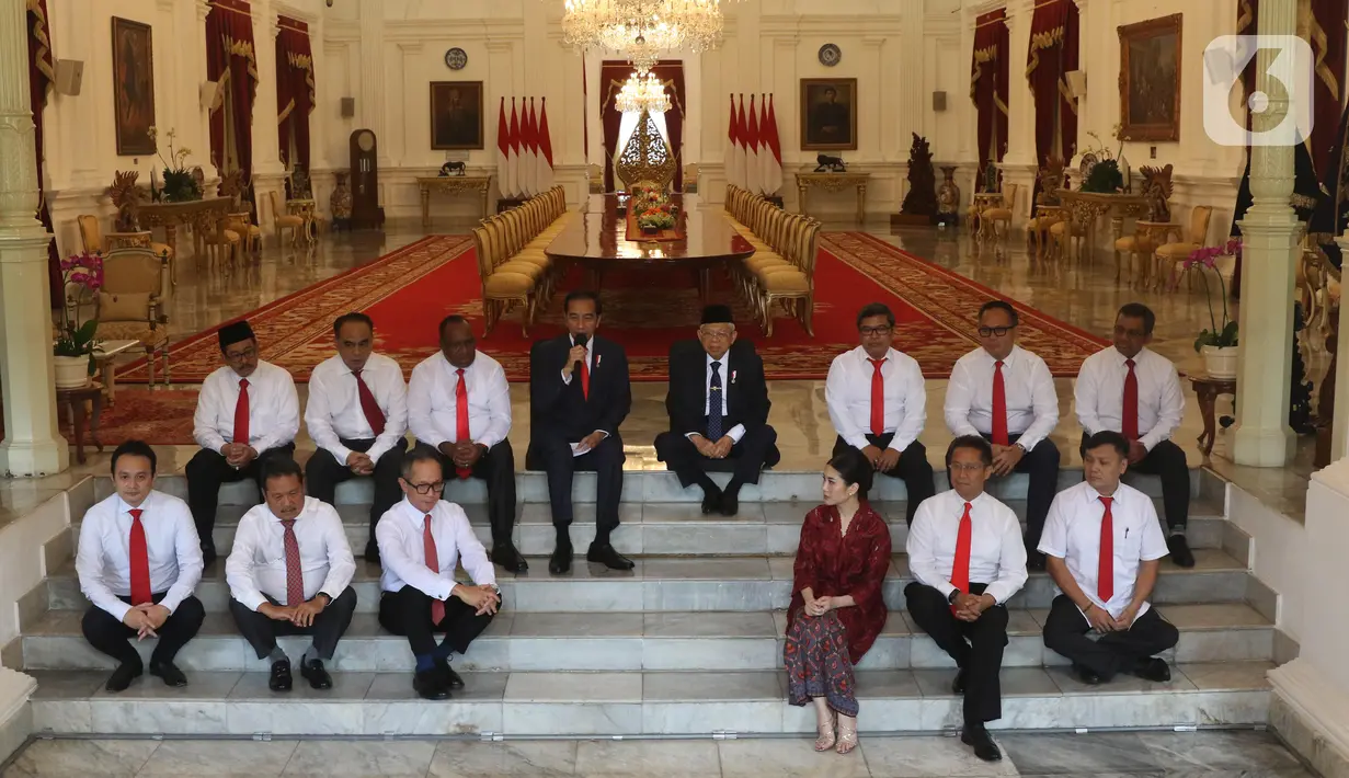 Presiden Joko Widodo dan Wapres Ma'ruf Amin memperkenalkan Wakil Menteri Kabinet Indonesia Maju di Istana Merdeka, Jakarta, Jumat (25/10/2019). Jokowi mengumumkan para wakil menterinya dengan cara lesehan di anak tangga di dalam Istana. (Liputan6.com/Angga Yuniar)