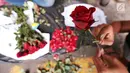 Pedagang menata bunga mawar di kawasan Rawa Belong, Jakarta Barat, Rabu (13/2). Jelang hari valentine,pedagang di pusat bunga Rawa Belong melakukan penataan bunga mawar untuk dijual kepada masyarakat yang merayakan. (Liputan6.com/Johan Tallo)