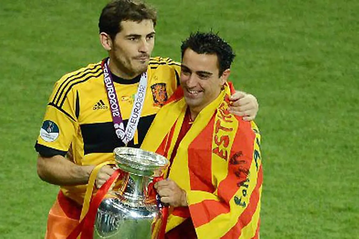 iker_casillas_dan_xavi_hernandez_121026a