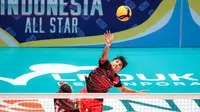 Jirayut melakukan smash pada pertandingan ekshibisi antara Pink Dragon versus Red Phoenix di Indonesia Arena hari Sabtu (20/04/2024). (Bagaskara Lazuardi/Bola.com)