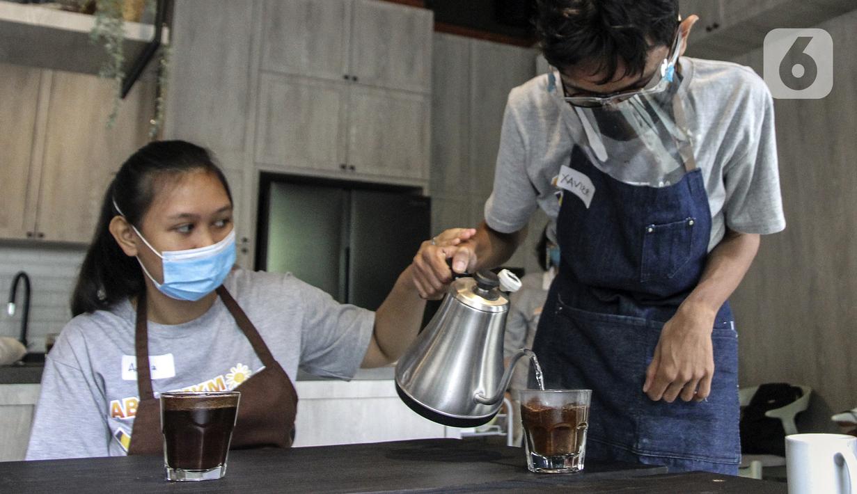 Anak-anak berkebutuhan khusus belajar membuat kopi di The Home, Cilandak, Jakarta, Selasa (11/1/2022). Belajar membuat kopi merupakan salah satu pelatihan khusus yang disesuaikan dari minat anak berkebutuhan khusus setelah selesai pendidikan di SLB. (Liputan6.com/Johan Tallo)