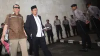 Ketua GNPF‎-MUI Bachtiar Nasir (peci hitam) tiba di Polda Metro Jaya, Jakarta, Rabu (1/2). Bachtiar Nasir akan diperiksa sebagai saksi kasus dugaan makar yang menjerat Sri Bintang Pamungkas. (Liputan6.com/Immanuel Antonius)
