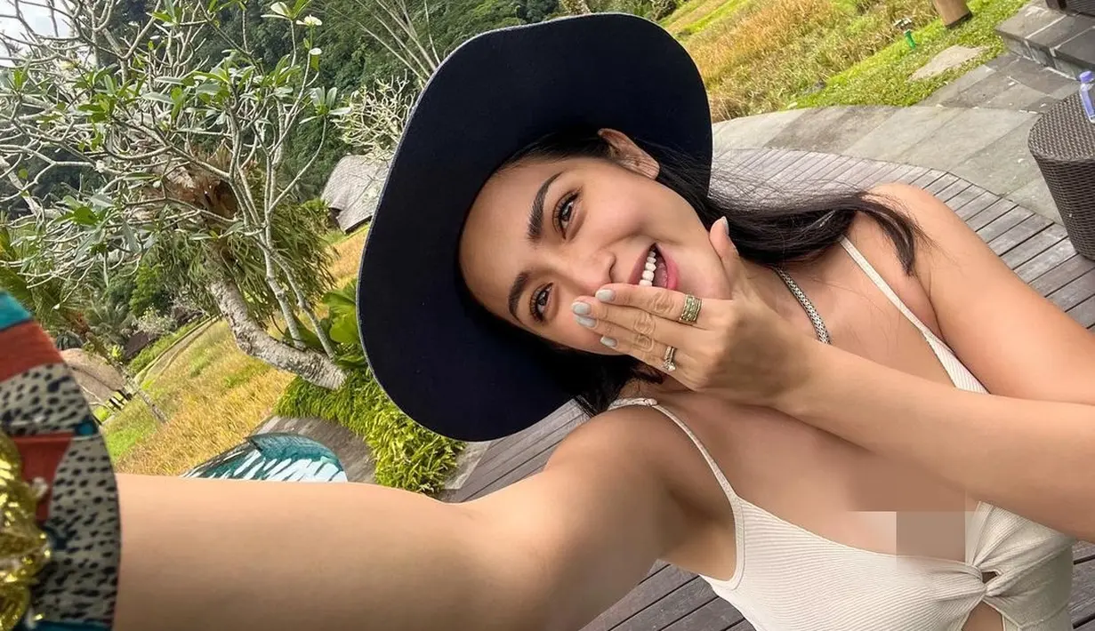 Ia tetap menjadi dirinya sendiri dalam berpakaian, sebagai bagian dari ekspresi diri. [Instagram @inijedar]