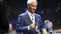 Legenda Liverpool, Ian Rush saat membawa trofi Liga Champions ke panggung drawing (Valery HACHE / AFP)