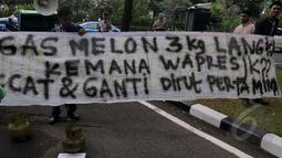 Puluhan orang membawa spanduk saat melakukan aksi di depan Istana Wakil Presiden, Jakarta, Selasa (3/3/2015). Dalam aksinya mereka menuntut Wapres Jusuf Kalla untuk menstabilkan harga elpiji 3kg. (Liputan6.com/Johan Tallo)