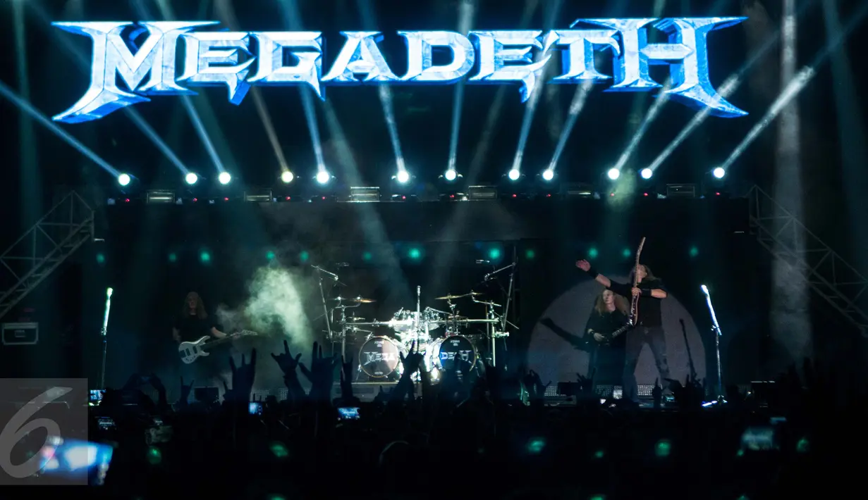 Grup band Death Metal asal Amerika, Megadeth beraksi pada acara Hammersonic 2017 di Echo Park, Ancol, Jakarta, Minggu (7/5). Megadeth menjadi salah satu band yang ditunggu di even metal tahunan terbesar di Asia Tenggara itu. (Liputan6.com/Gempur M Surya)