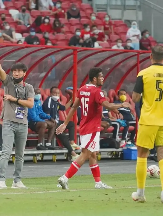 Intruksi dari Shin Tae-yong di pinggir lapangan pun selalu didengarkan oleh Ricky Kambuaya. Ricky berhasil memerankan gelandang box to box dengan baik. Ia berhasil menjadi penghubung antara lini belakang dan lini serang sehingga transisi bertahan dan menyerang cukup baik. (Liputan6.com/IG/@pssi)