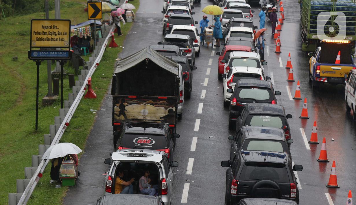 Sejumlah kendaraan berhenti di jalan tol Jagorawi menanti waktu buka tutup jalur menuju kawasan wisata puncak, Bogor, Jawa Barat, Sabtu (31/10/2020). Akhir pekan beriringan dengan libur panjang dimanfaatkan warga untuk mengunjungi lokasi-lokasi wiisata. (Liputan6.com/Helmi Fithriansyah)