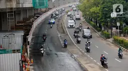 Kendaraan melintas di Jalan Rasuna Said, Jakarta, Senin (16/3/2020). Jalan Rasuna Said terlihat lengang setelah Gubernur DKI Jakarta Anies Baswedan mencabut sementara sistem ganjil genap dan meliburkan sekolah untuk mengantisipasi penyebaran virus corona COVID-19. (merdeka.com/Dwi Narwoko)