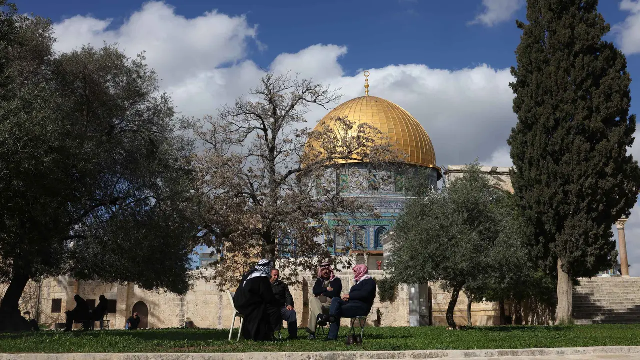 Menikmati Momen Ramadan dengan Bertadarus di Kubah Batu Kompleks Masjid Al Aqsa