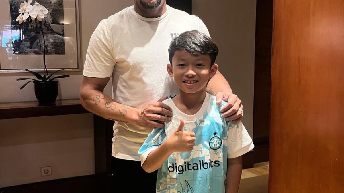 7 Potret Miro Materazzi, Putra Okie Agustina dan Gunawan Dwi Cahyo, Jalani Ibadah Umrah Bersama Ibu