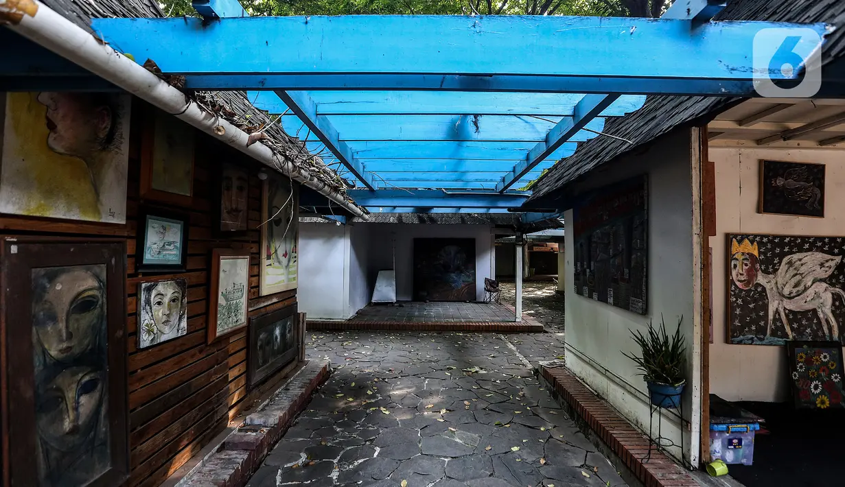 Deretan kios - kios yang kini Sepi bak Rumah tak berpenghuni di Pasar Seni Ancol, Jakarta, Selasa (10/11/2020). Tempat yang dulunya selalu ramai dengan Pecinta seni ataupun wisatawan kini sepi, bahkan kios - kios didalamnya  tutup. (Liputan6.com/Johan Tallo)