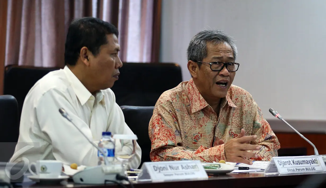 Dirut Bulog Djarot Kusumayakti menyampaikan pendapatnya didampingi Sesper Forum Bulog Djoni Nur Ashari pada rapat dengar pendapat dengan TIM 10 DPD RI terkait kasus Irman Gusman, di Kompleks Parlemen, Jakarta, Selasa (4/10). (Liputan6.com/Johan Tallo)