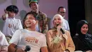 Dimas Seto dan Dhini Aminarti berperan sebagai Fais dan Dania di film Mengejar Restu. Bukan kali pertama, pasangan artis yang menikah tahun 2009 ini juga pernah disatukan dalam satu film yakni Cinta Subuh. Ikut terseret dalam kasus keretakan rumah tangga Baim Wong dan Paula Verhoeven, pasangan ini tentunya tak lepas dari perhatian di acara konferensi pers tersebut. (Liputan6.com/IG/@mengejarrestu)