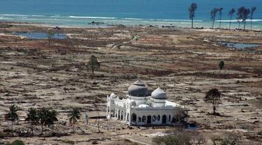 Masjid yang masih berdiri ditempa tsunami di Aceh.