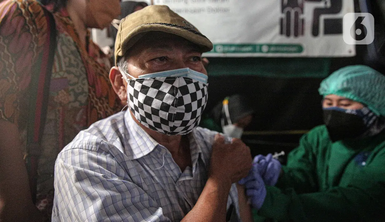 Tenaga kesehatan menyuntikkan vaksin COVID-19 dosis ketiga kepada warga di Puskesmas Kecamatan Kramat Jati, Jakarta, Rabu (12/1/2022). Program vaksinasi lanjutan (booster) COVID-19 diberikan kepada kelompok prioritas yaitu lanjut usia dan penderita immunokompromais. (Liputan6.com/Faizal Fanani)