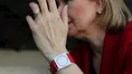 Profesor MIT dan kepala ilmuwan dari pembuatan jam tangan bernama Empatica saat memakai jam buatannya tersebut di Cambridge,Inggris (11/11). Jam ini mampu mendeteksi penyakit yang diderita si pemakai jam tangan. (REUTERS/Brian Snyder)