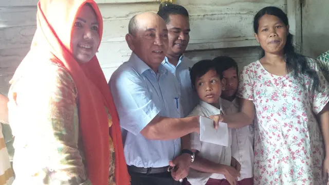 Saudara Si Kembar Juga Terpaksa Berhenti Sekolah karena Seragam
