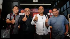 Perwakilan tim yang akan berlaga di semifinal Piala Jenderal Sudirman mengangkat tangan usai memberikan keterangan di Jakarta, Senin (4/1/2016). Babak semifinal Piala Jenderal Sudirman akan menggunakan sistem home away. (Liputan6.com/Helmi Fithriansyah)