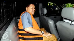 Anggota DPRD dari F-Gerindra, Adam Munandar memasuki mobil tahanan di Gedung KPK, Jakarta, Selasa (11/8/2015). Adam diperiksa sebagai tersangka kasus dugaan suap pembahasan RAPBD Perubahan 2015 di Kabupaten Musi Banyuasin. (Liputan6.com/Helmi Afandi)