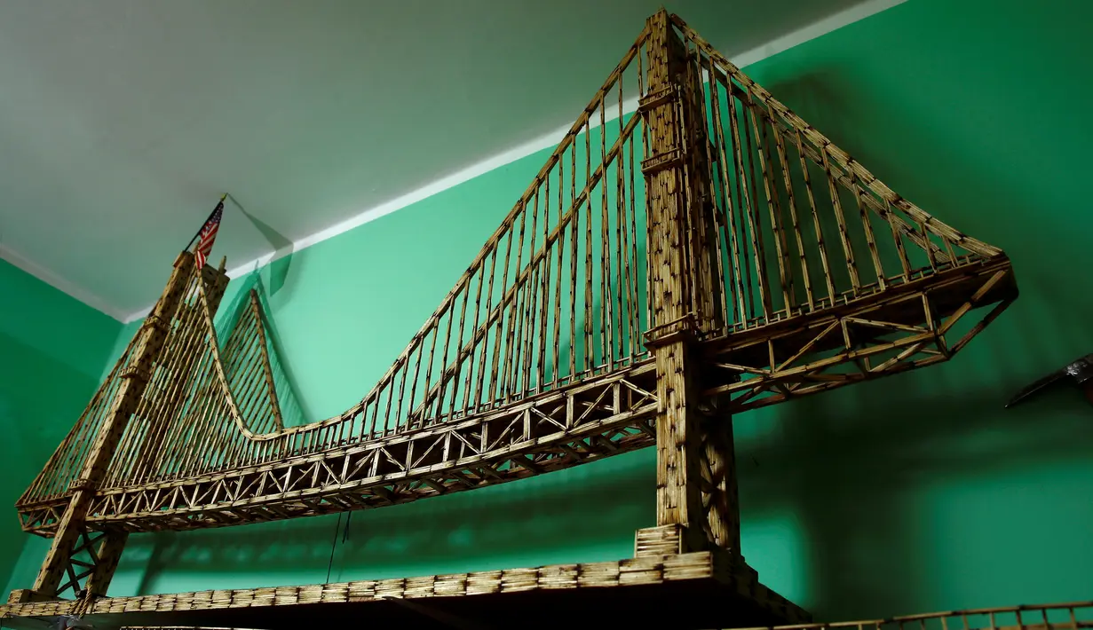 Replika Jembatan Golden Gate yang terbuat dari susunan batang korek api di Ruda Slaska, Polandia, (4/5). Mantan penambang ini sudah menghabiskan waktunya hingga 40 tahun untuk membuat replika dari batang-batang korek api. (REUTERS/Kacper Pempel)
