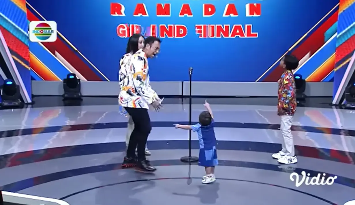 Rayyanza tak mau berhenti saat mik diambil. Sekedar informasi, Rayyanza sangat suka dengan lagu Ojo Dibandingke. Bahkan, dari beberapa video yang beredar, beberapa kali Gigi maupun Sus Rini (pengasuh Rayyanza) membagikan momen saat nyanyi lagu tersebut dan diikuti oleh Rayyanza. [Youtube/Indosiar]