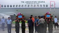 Kedatangan kedua jenazah korban pesawat AirAsia QZ8501 disambut pasukan TNI dan Gubernur Jawa Timur, Soekarwo di Lanud TNI AL Juanda, Rabu (31/12/2014). (Liputan6.com/Johan Tallo)
