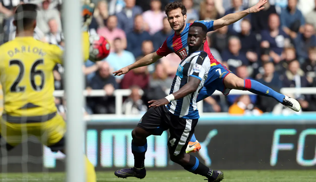 Aksi Cheick Tiote menutup ruang tembak pemain Crystal Palace, Yohan Cabaye pada laga Premier League di  di Saint James Park stadium, Newcastle, (30/4/2016). (AFP/Scott Heppell)