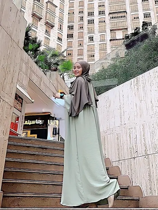 <p>Ia juga terlihat cocok dengan abaya warna hijau mint, dipadukan pashmina warna kecokelatan. Dipadukan sepatu sandal warna serupa.&nbsp;@mysamawar</p>