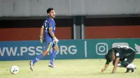 Kiper Penajam Paser Utama, Samir Fadliansa, meluapkan kegembiraan usai mengalahkan PSS di semifinal Piala Soeratin U-17 2017. (Bola.com/Ronald Seger Prabowo)