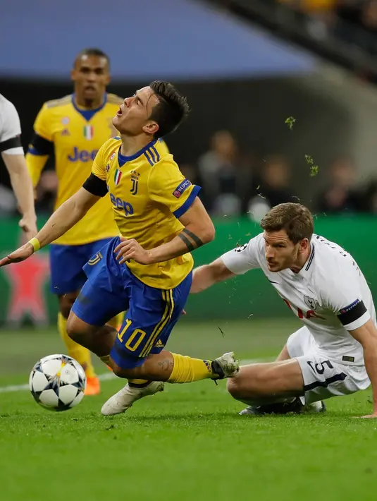 Pemain Tottenham Hotspur Vertonghen melakukan tackling kepada Paulo Dybala saat saat pertandingan Liga Champions leg kedua di Stadion Wembley, London (7/3). Dengan kemenangan ini Juventus melaju ke perempat final. (AP Photo / Kirsty Wigglesworth)