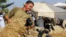 Pedagang memberi minum kambingnya di pasar ternak untuk hewan kurban menjelang perayaan Idul Adha di Desa Al Manashi di Giza, Kairo, Mesir, Rabu (7/9). (REUTERS/Mohamed Abd El Ghany)
