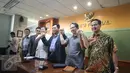 Komisioner KY Taufiqurahman Sahuri dan Imam Anshori Saleh berjabat tangan usai memberikan keterangan terkait penetapan tersangka ketua dan komisioner KY dalam dugaan pencemaran nama baik Hakim Sarpin, Jakarta, Minggu (12/7). (Liputan6.com/Faizal Fanani)  