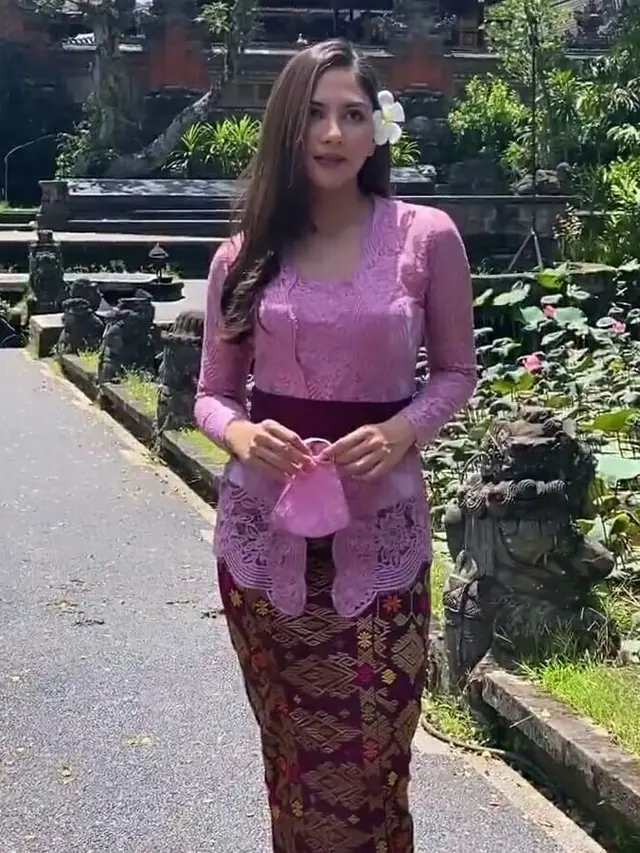 6 Potret Jessica Mila Pakai Kebaya Bali, Anggun dan Memesona
