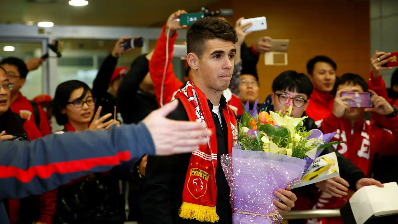 20170102-Oscar Disambut Gembira Suporter SIPG-China