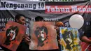 Dalam aksi memperingati 10 tahun tewasnya Munir, para massa itu membawa spanduk dan poster bergambar aktivis HAM tersebut, Jakarta, (8/9/14). (Liputan6.com/Johan Tallo)