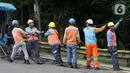 Tim UPT PLN melakukan upaya penyambungan kembali kabel listrik yang putus akibat gempa Cianjur di kawasan Cugenang, Kabupaten Cianjur, Jawa Barat, Selasa (22/11/2022). PLN terus mengupayakan penyambungan kabel listrik yang putus akibat gempa Cianjur. (Liputan6.com/Helmi Fithriansyah)