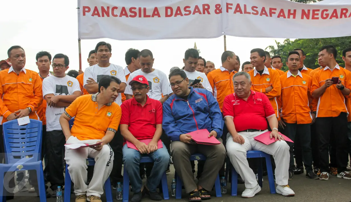 Wakil Gubernur DKI Jakarta, Djarot Saiful Hidayat (topi merah) bersama redaksi RMOL, Jakarta, Minggu (29/5/2016). Sambut hari kelahiran Pancasila RMOL adakan pembacaan naskah pidato Pancasila Bung Karno di Hari Bebas Kendaraan. (Liputan6.com/Yoppy Renato)