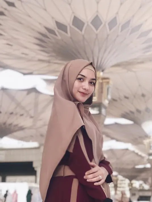 Anggunnya Citra Kirana dengan paduan warna baju senada saat berada di Masjid Nabawi, Madinah, terlihat sangat cantik dan anggun. (Liputan6.com/IG/@citraciki)