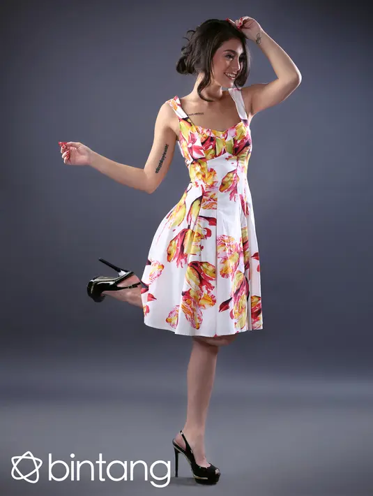 "Saya enggak pernah nyetujui, dan kalau diperkenalkan pun saya juga ga interest ya. Kalau diperkenalkan banyak kok temennya. Saya tak perlu Stefan minta izin," ungkap Vincentia Nurul. (Febio Hernanto/Bintang.com)