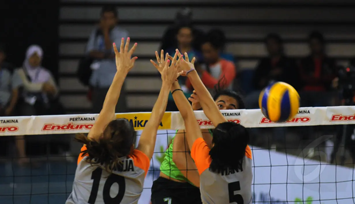 Dua pevoli putri Jakarta BNI 46 gagal memblok smesh pemain Jakarta Electric PLN saat berlaga di Pertamina Proliga 2015 di Dome Sport Balikpapan, (7/2/2015). Jakarta Electric PLN unggul 3-1 atas Jakarta BNI 46. (Liputan6.com/Helmi Fithriansyah)