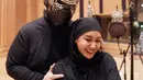 Unggahan lain masih menampilkan Cita Citata di studio rekaman dengan baju muslim dan jilbab serbahitam. Kali ini di belakangnya ada pria dengan topeng yang dilabeli dengan akun Instagram Didi Mahardhika. Gara-gara foto ini, beredar kabar hubungan bintang sinetron Diam-diam Suka dan cucu Bung Karno makin serius. Sejumlah media menyebut Cita Citata telah dilamar Didi Mahardhika. (Foto: Dok. Instagram @cita_citata)