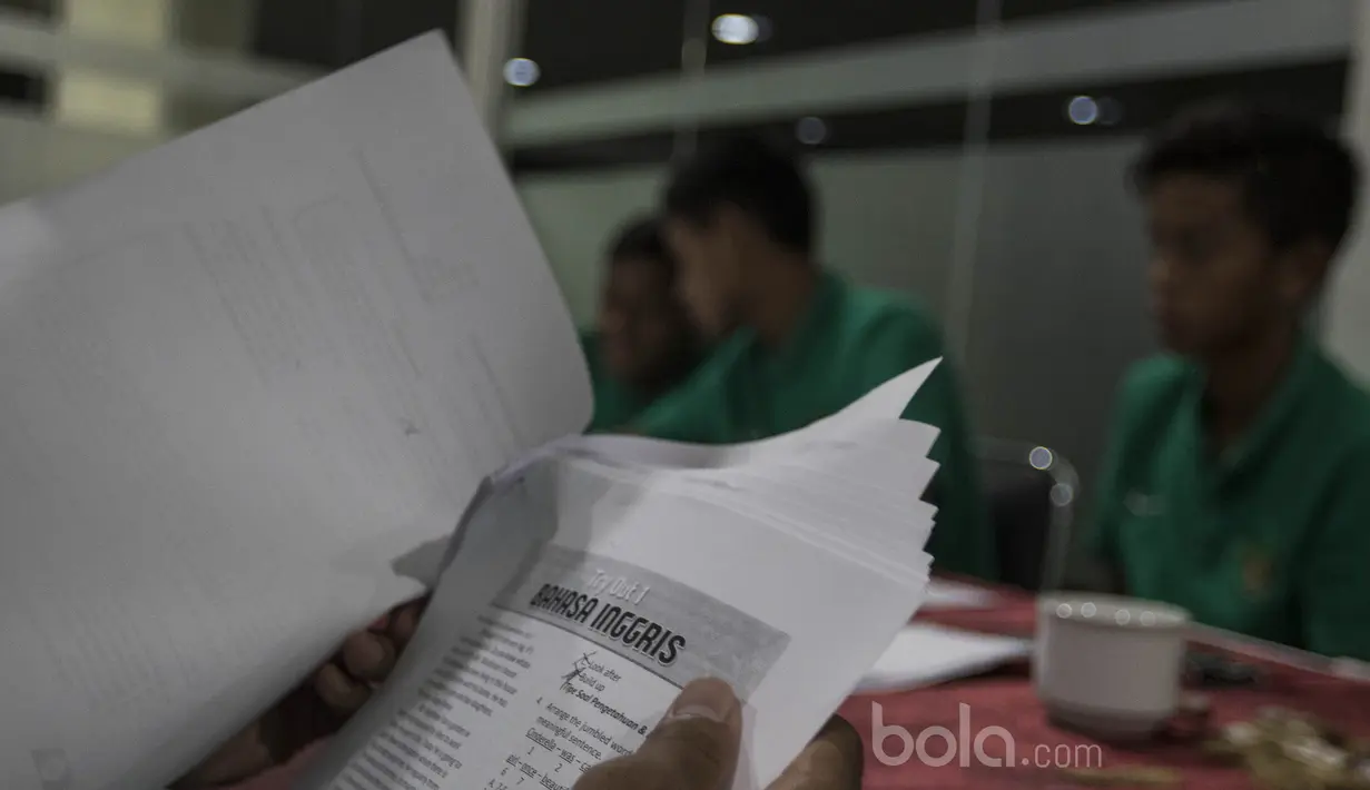 Para pemain Timnas Indonesia U-16 mendapatkan les privat untuk persiapan Ujian Nasional tingkat SMP di Cijantung, Jakarta, Rabu (3/5/2017). (Bola.com/Vitalis Yogi Trisna)
